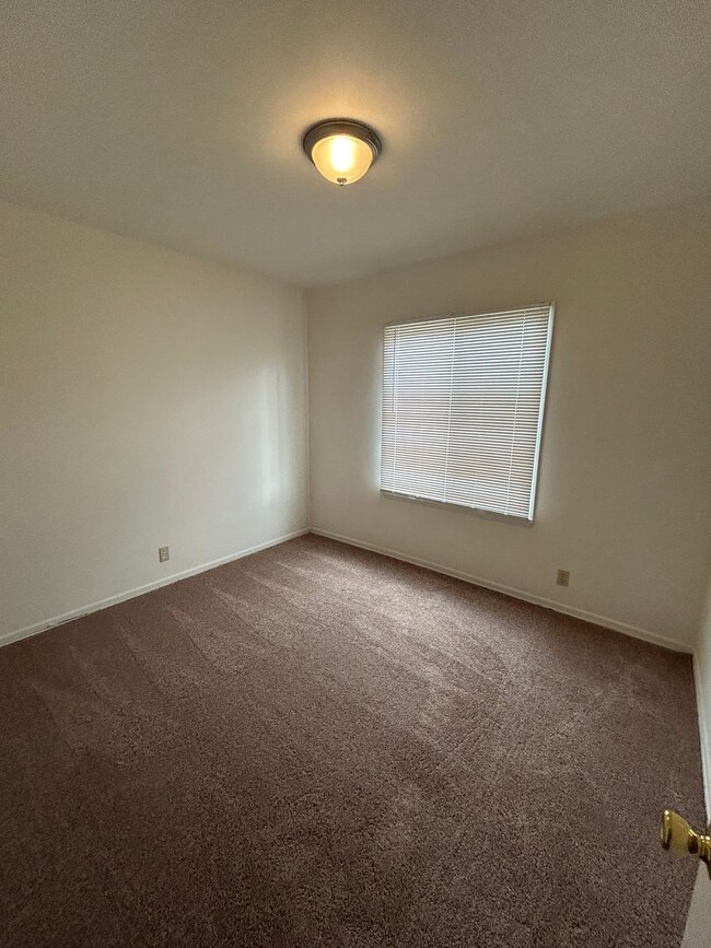 Building Photo - Clean 3 bedroom 1 bath Home for RENT! Call...