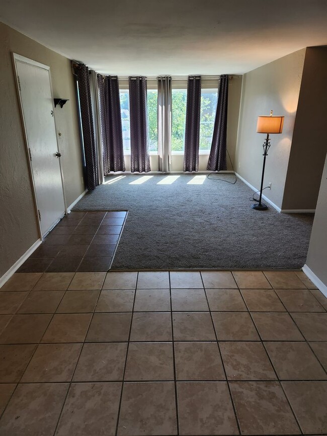 Building Photo - Spacious Lower Level Apartment Ready For R...