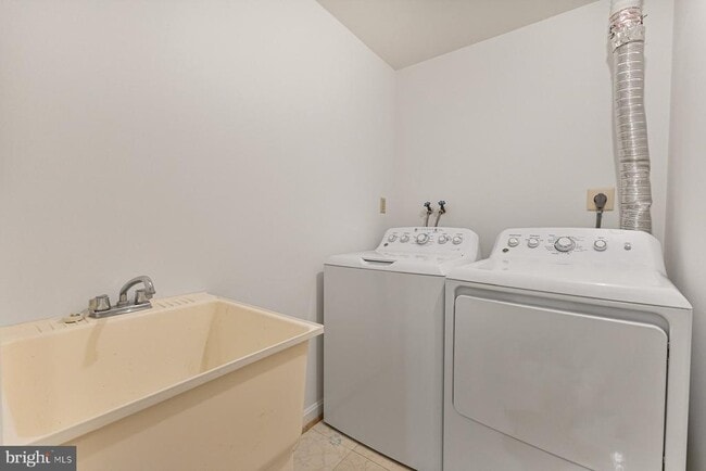Building Photo - 918 White Pine Pl