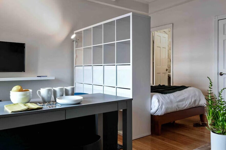 Building Photo - 331 E 9th St