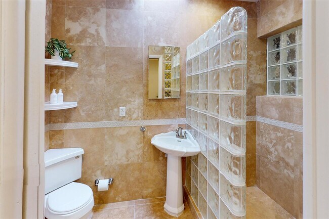 Building Photo - 2757 NE 20th St