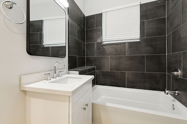 Building Photo - Spacious 3 Bedroom, 2 Bath Apartment with ...