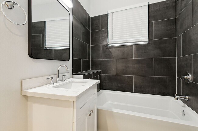 Building Photo - Spacious 3 Bedroom, 2 Bath Apartment with Modern Appliances