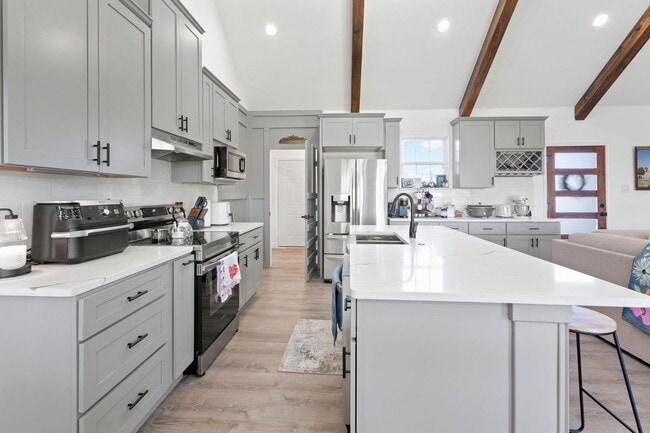 Building Photo - 1000 Stone Hill St