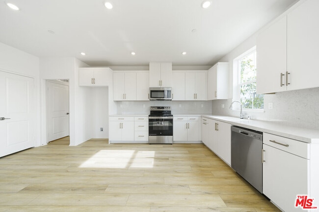 Building Photo - 16151 Linden Ln