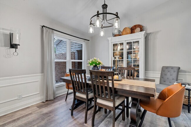 Building Photo - 2947 Meramar Dr