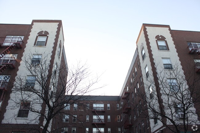 Building Photo - Kingsbridge Court