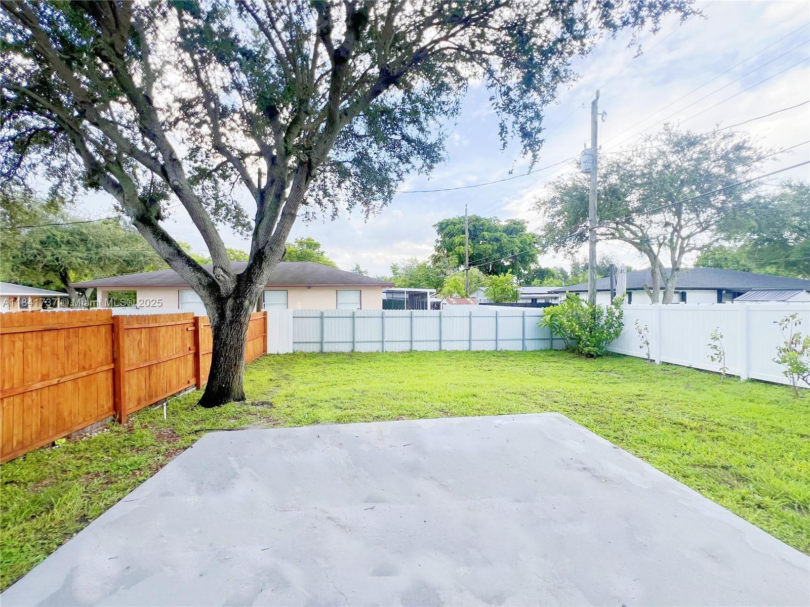 Building Photo - 5565 SW 43rd St