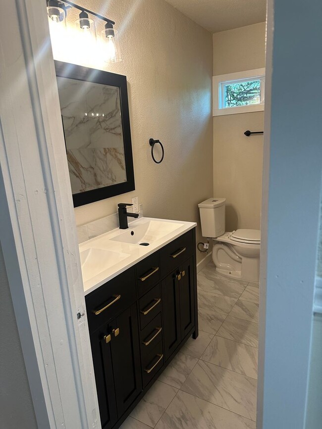 Building Photo - Large 5 Bedroom House in North Campus!