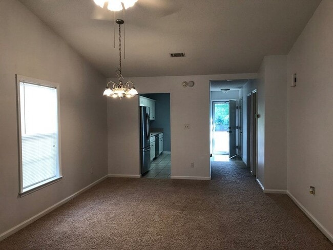 Building Photo - 2 Bedroom 2 Bath Townhouse