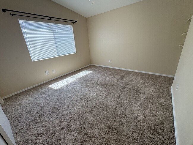 Building Photo - Move in ready east side rental