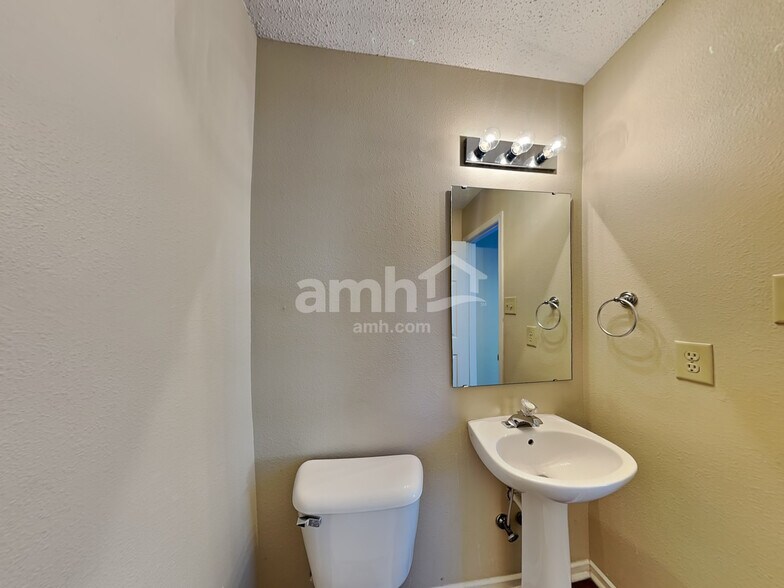 Building Photo - 5862 N Quincy Dr