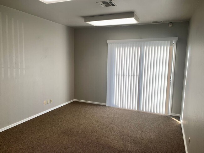 Building Photo - 601 N Kelly Ave