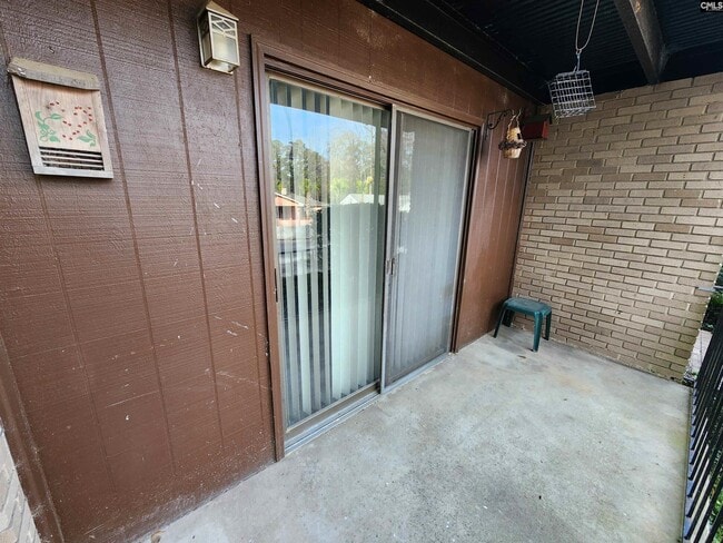 Building Photo - 721 Deerwood St