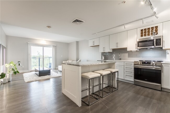 Building Photo - 205 Lakeshore Dr