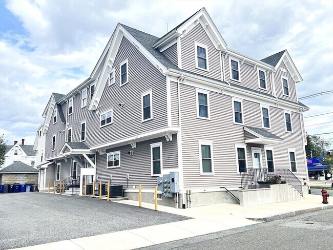 Building Photo - 489 Main St