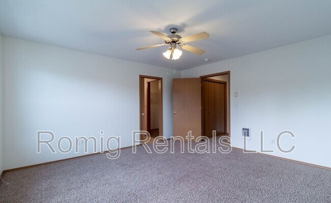 Building Photo - 8109 NE 36th Ct