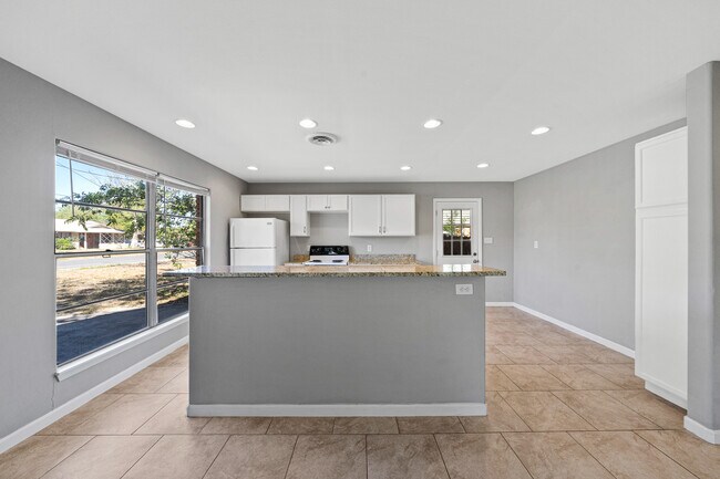 Building Photo - 308 E Cheryl Dr