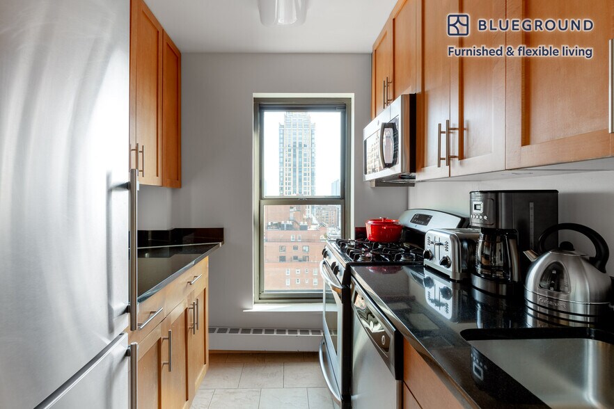 Building Photo - 300 E 51st St