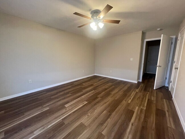 Building Photo - New Never Occupied - Brand New 2 bedroom 2 bath Duplex in Kimberling City, MO