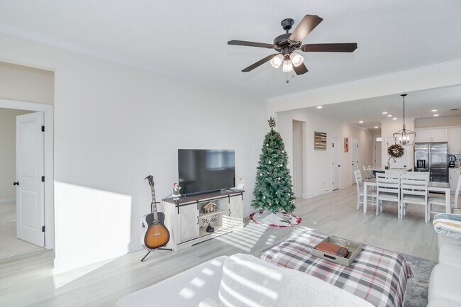 Building Photo - 3 Bedroom 2 Bathroom Ranch