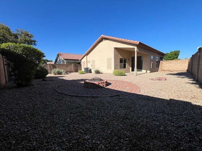 Building Photo - EXCELLENT Location!! This house is a three bedroom & two full baths