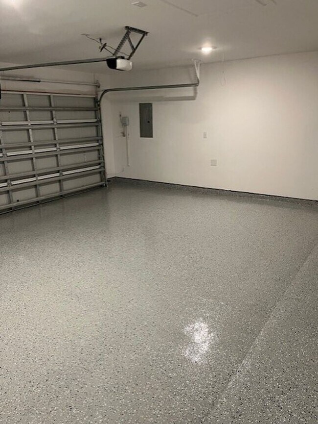 Building Photo - Charming 4BR Brand New House in League City