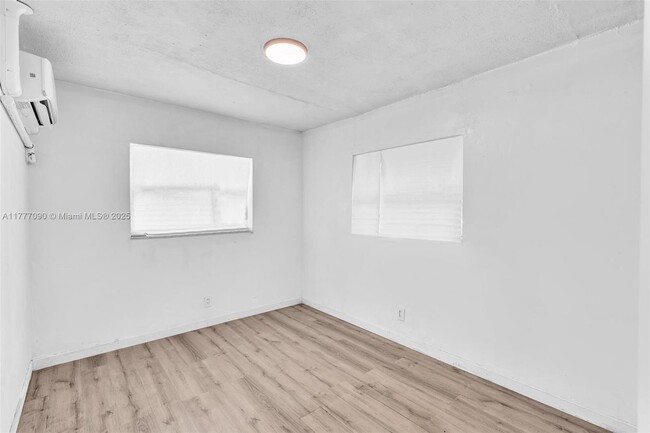 Building Photo - 1517 NW 8th Ave