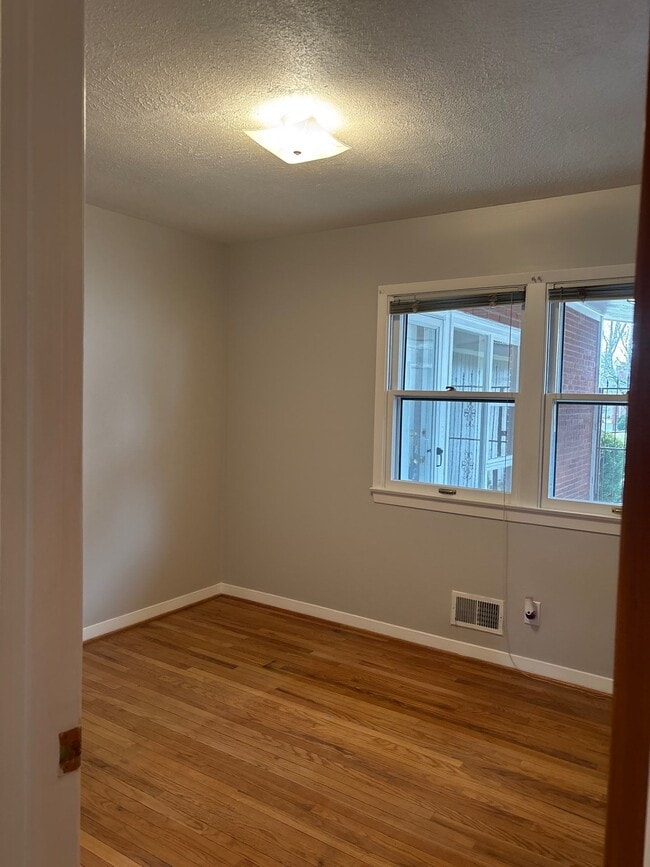 Building Photo - 1305 Abbeywood Rd