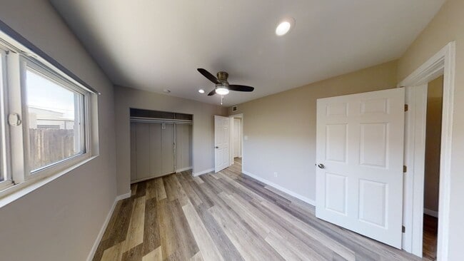 Building Photo - 4BD/2BA, Remodeled Kitchen! Newer Floors!
