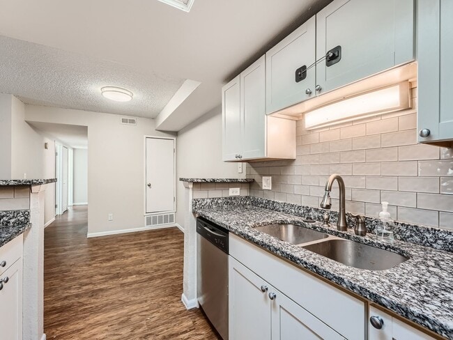 Building Photo - 2 Bed, 2 Bath Condo in Aurora!