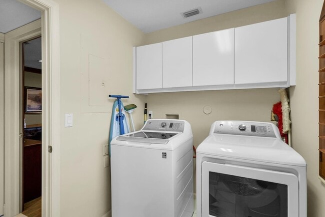 Building Photo - 222 Legendary Cir