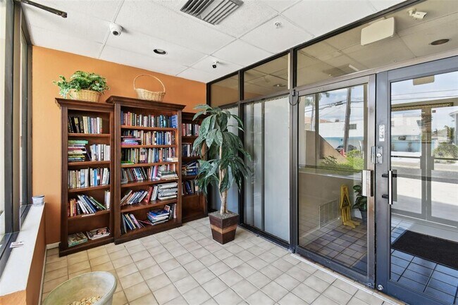 Building Photo - 255 Dolphin Point