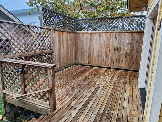 Building Photo - 137 W 13th St