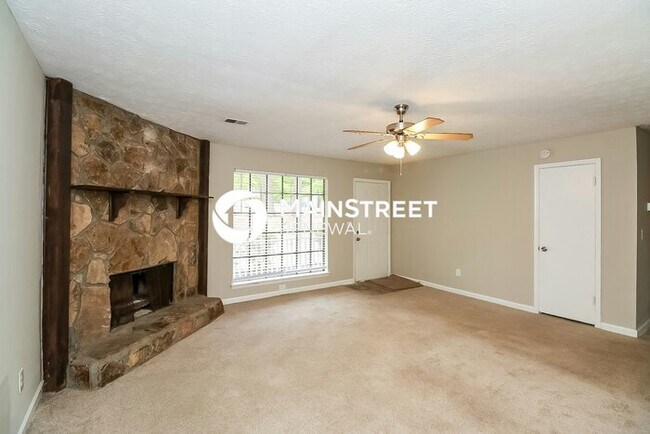 Building Photo - 3 Bedroom Pet-Friendly Home in Riverdale, GA with Main Street Renewal