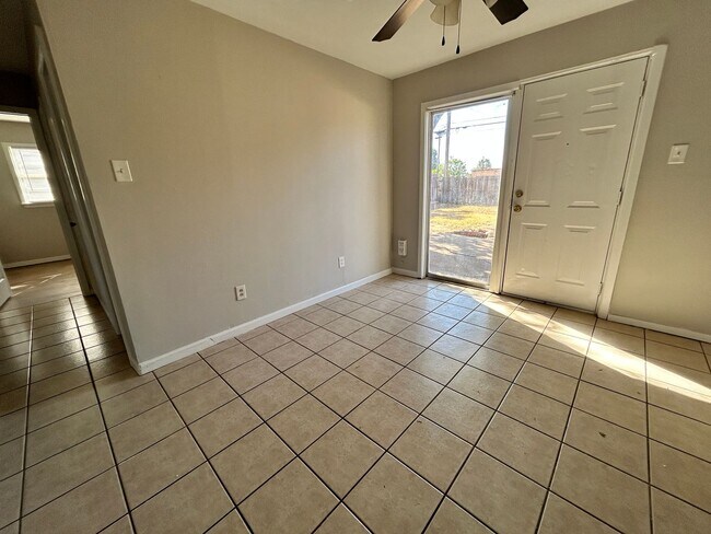 Building Photo - Cozy 3 bed 1 bath with quick access to Loop & I27!