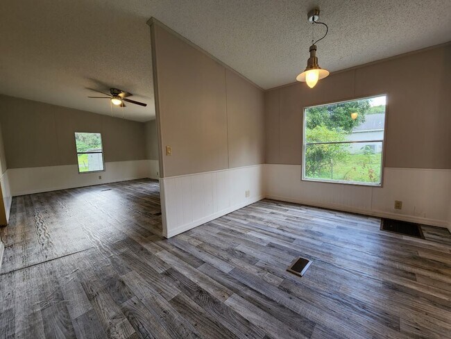 Building Photo - 3 Bed  2 Bath  2 Garage/Workshop and Fenced