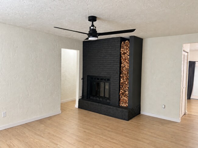 Building Photo - Fairview Heights Gem!