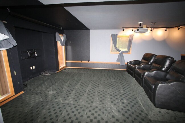 Building Photo - 4 Bedroom Eagle River Home!