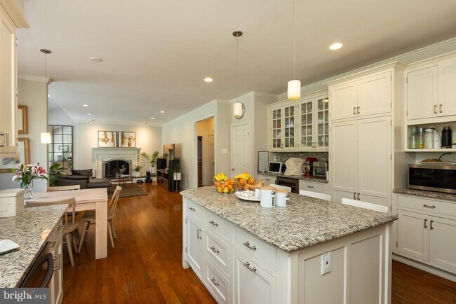 Building Photo - 8809 Saunders Ln