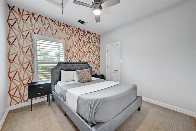 Building Photo - 1111 E Riverside Dr