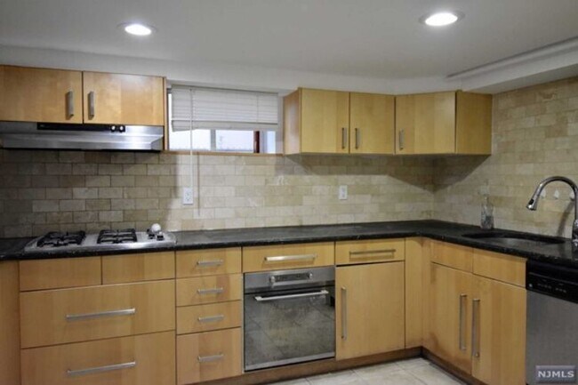 Building Photo - 356 Slocum Way