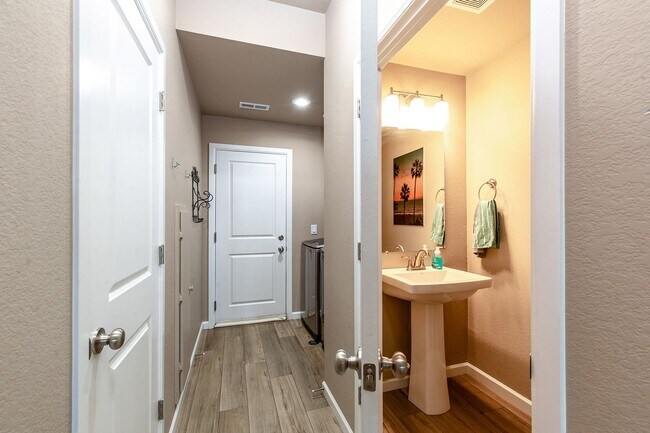Building Photo - Townhouse For Rent - Wolf Ranch