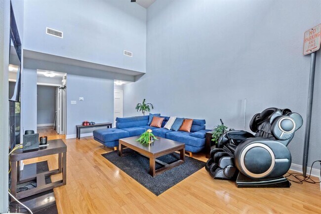 Building Photo - 4711 Spicewood Springs Rd