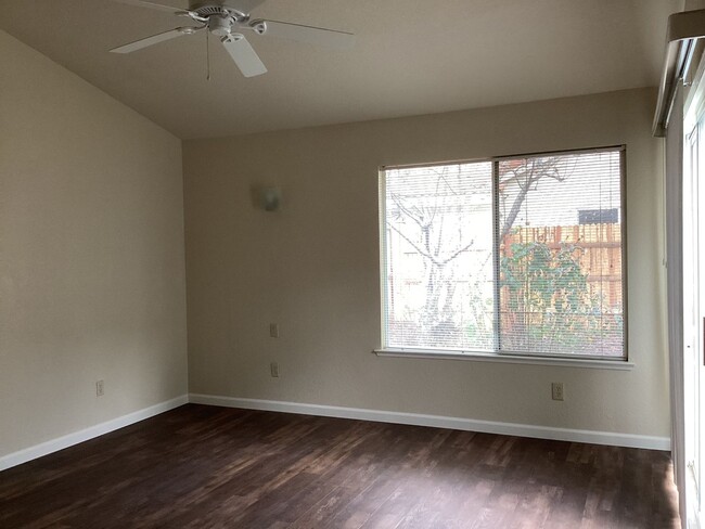 Building Photo - 3 Bedroom Home in Elk Grove