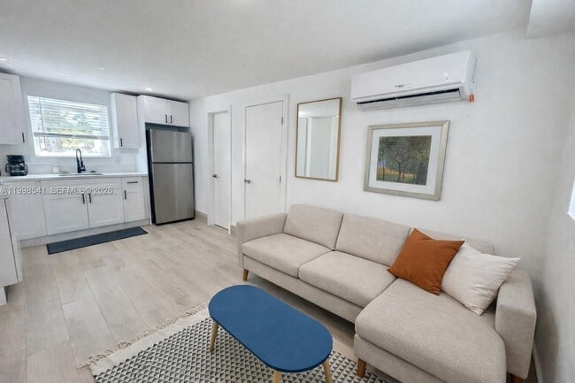 Building Photo - 817 Tyler St