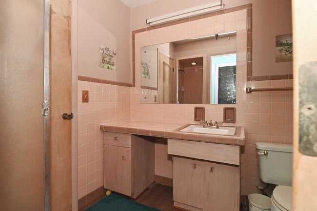 Building Photo - Charming 3-Bedroom Retreat with 2 Full Baths on South Meridian Street – 1516 Sq Ft of Comfort in ...