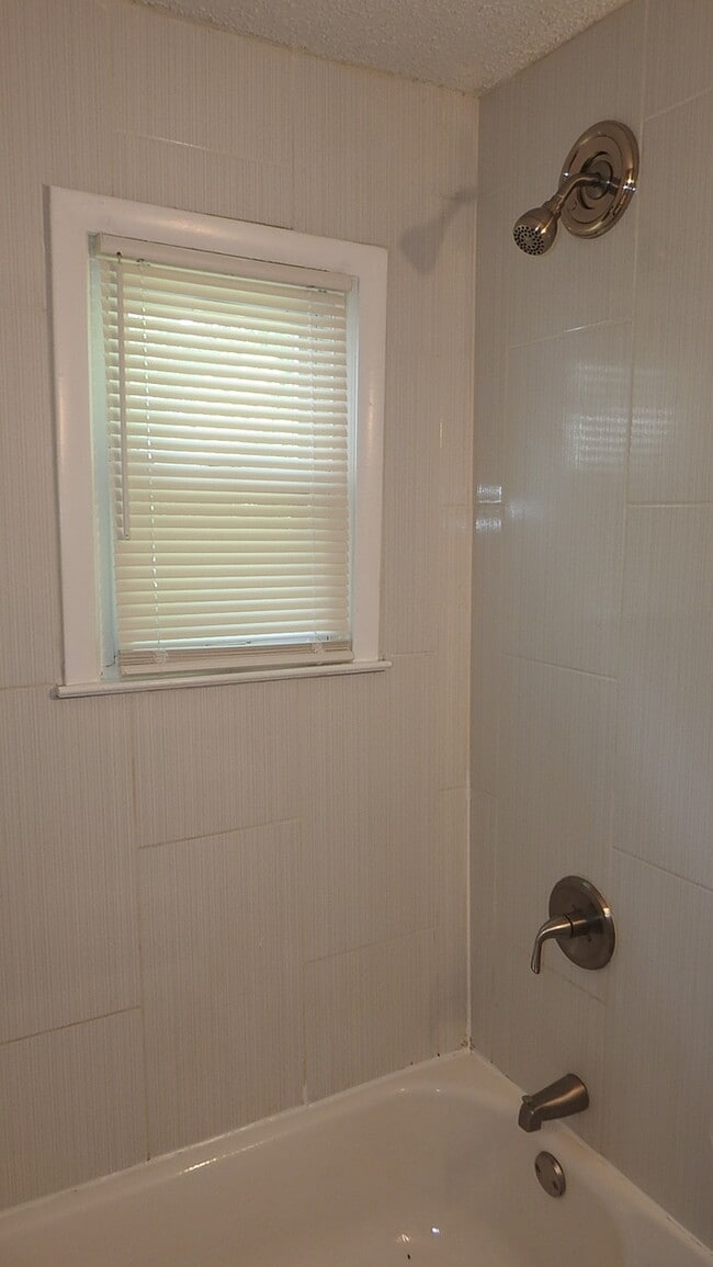 Building Photo - 3bed 2 bath in Indepedence