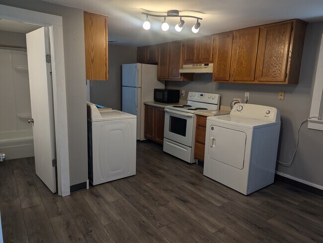 Kitchen & Utilities - 816 15th Ave