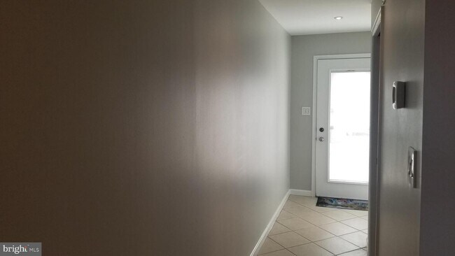 Building Photo - 10G Queen Elizabeth Ct